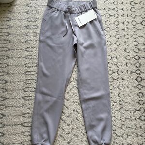 Lululemon On The Fly Jogger Silverscreen